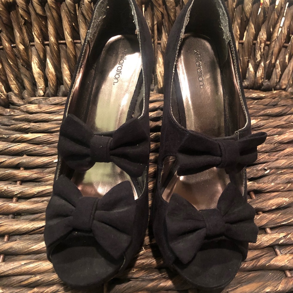PREOWNED XHILARATION OPEN TOE HEELS WITH BOW CUTOUTS SIZE 6.5